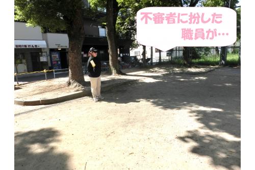 そんな和やかの雰囲気を<br>遠くからそっと見守る<br><span style='color:#7f00ff;'>不審者役の保育士</span>が…！<br><br><br>音もなく現れた不審者に対して…<br>