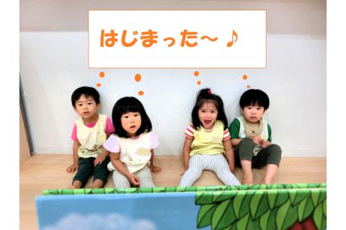 子どもたちに「なんのえほんがみたい<span style='color:#ff0000;'>?</span>」と聞くと<br>「<span style='color:#4ca5ff;'>どあをあけたらみたい</span>!」とすぐに返ってくるほど<br>この絵本が好きです<span style='color:#ff007f;'>♡</span><br><br>絵本が始まると興味深々で毎回<br>見ています<span style='color:#bc7aff;'>(^_^)</span>
