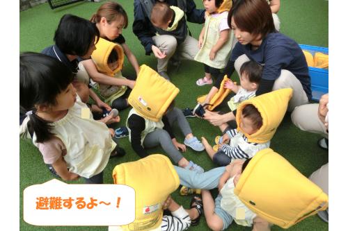 大きな揺れがあり避難しましょうとなると<br><span style='color:#ff00ff;'>先生のお話をしっかりと聞いて</span>避難することができた子どもたち。<br><br><br>毎月行なっているだけあり<br><span style='color:#7f00ff;'>スムーズに行うことが</span>できています！<br>
