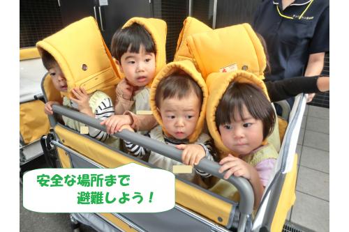 カートにも無事乗り<br>いよいよ出発！<br><br>道中も<br><span style='color:#7f00ff;'>「ここは上がガラスだから実際に逃げるときは危険かもね」</span>と<br>確認しながら避難場所へ向かいました。<br><br>いざという時のもしもの状況を<br>改めて考えるいい機会となりました。<br>