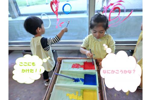 今回は<span style='color:#00ff7f;'>ボーネルンド天王寺</span>にお邪魔しました<span style='color:#ff7abc;'>(^_^)</span><br>中では<span style='color:#007fff;'>４つのゾーン</span>に分かれていて、<br>まずは<span style='color:#ff7a7a;'>表現遊びゾーン</span>で<span style='color:#ff7aff;'>お絵描き</span>！<br><br>いつもは紙に描いていますが今日は<br><span style='color:#00ffff;'>ガラス</span>にお絵描きで子供たちも<br><span style='color:#bc7aff;'>大喜び</span>でした(<span style='color:#ff007f;'>*</span>^^<span style='color:#ff007f;'>*</span>)<br>