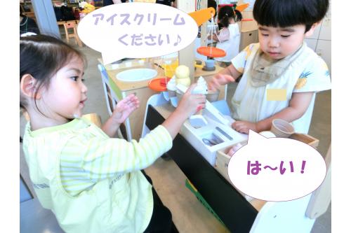 <span style='color:#ffbc7a;'>表現遊びゾーン</span>にはおままごともありました！<br>保育園にはないおもちゃに<br>子供たちも<span style='color:#ff7abc;'>興味津々</span><span style='color:#ffff00;'>♪</span><br><br><span style='color:#7affbc;'>食べる真似っこ</span>をしたり、<span style='color:#ff7aff;'>ごっこ遊び</span>をして<br>楽しんでいました<span style='color:#ff0000;'>！</span><br><br>あ！絵の具遊びを楽しんだようで顎に<br><span style='color:#7affff;'>白い絵の具</span>がついていますね<span style='color:#ffbc7a;'>（笑）</span>