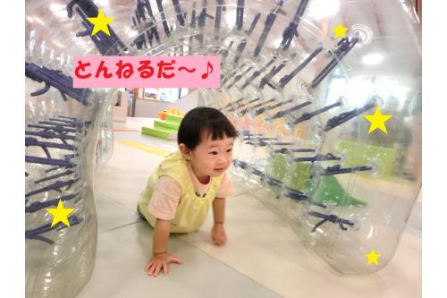 続いては<span style='color:#ff7aff;'>体遊びゾーン</span>に移動です<span style='color:#ffbc7a;'>♪</span><br><br>大きなボールプールへ<br><span style='color:#ff0000;'>ダイナミック</span>に<span style='color:#ff7abc;'>ジャンプ</span>したり、<br>ボールプールの中を<span style='color:#007fff;'>スイスイ～</span>と<br><span style='color:#7abcff;'>泳いで</span>体を動かしました<span style='color:#ff7f00;'>(^_^)</span><br><br>ジムやトンネルなどもあり、子供たちの<br><span style='color:#00ff7f;'>好奇心</span>はとまりません<span style='color:#bc7aff;'>（笑）</span>