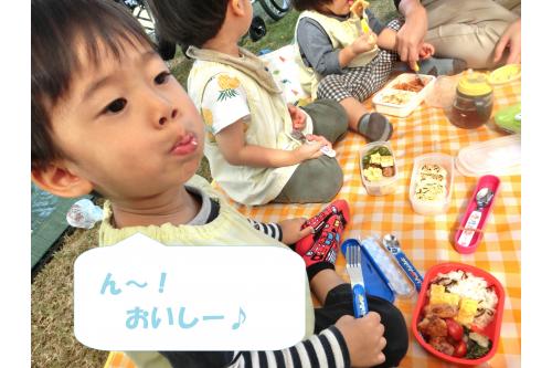 たくさん体を動かして遊んだ後は<br>待ちに待った「<span style='color:#ffbc7a;'>おべんとう</span>」です<span style='color:#ff00ff;'>♡</span><br><br><span style='color:#00ff00;'>芝生</span>の上にシートを広げて<br>「おにぎりはいってるー<span style='color:#ff7a7a;'>♪</span>」<br>「ウインナーもあるよ！」と<br><span style='color:#ffa042;'>お弁当</span>の中身を披露してくれました(<span style='color:#ff7aff;'>*</span>^^<span style='color:#ff7aff;'>*</span>)<br>