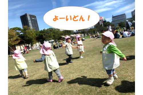 食後の後は<span style='color:#00ff00;'>芝生</span>でおいかけっこ<span style='color:#ffff00;'>★</span><br><span style='color:#bc7aff;'>とんぼ</span>も遊びに来て一緒に「よーいドン<span style='color:#bc7aff;'>！</span>」を<br>楽しみました<span style='color:#ff7a7a;'>(^_^)</span><br><br>帰りのバスの中では「たのしかったねー<span style='color:#ff0000;'>！</span>」<br>「またいきたいな～」と子供たちから<br><span style='color:#ff7abc;'>嬉しい言葉</span>が聞こえてきました<span style='color:#ff7aff;'>♪</span><br><br>もちろん遊び疲れて<br><span style='color:#00ffff;'>ぐっすり眠る</span>子供の姿も…<span style='color:#ff7abc;'>（笑）</span><br><span style='color:#ff7f00;'>秋の遠足</span>の<span style='color:#ff7aff;'>楽しい思い出</span>がまた一つ増えました<span style='color:#ffff00;'>★</span><br><br>次回の<span style='color:#7aff7a;'>ブログ</span>もお楽しみに<span style='color:#ff4242;'>♪</span>