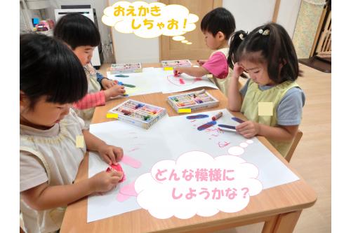 まずは<span style='color:#ff7a7a;'>とんぼのメガネ</span>作りから始めます<span style='color:#ffbc7a;'>!</span><br><br>トンボの羽に<span style='color:#7affff;'>クレヨン</span>を使って<span style='color:#bcff7a;'>模様</span>を描いたり<br><span style='color:#ff7abc;'>色を付けて</span>、<span style='color:#bc7aff;'>自分だけの</span>トンボを作ります<span style='color:#7affbc;'>(^^)</span><br><br>模様を描いた後は<br>そのまま<span style='color:#7a7aff;'>お絵描き</span>を楽しむ<br>子どもの姿も見られました<span style='color:#ff7aff;'>♬</span>