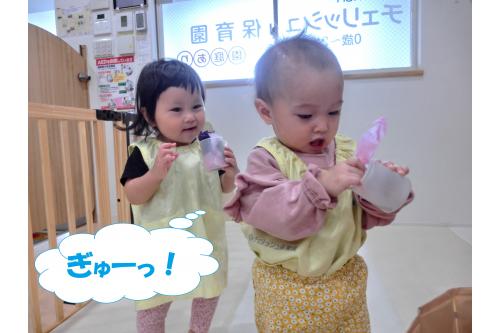 入園当初は<span style='color:#00ff00;'>初めて見るもの</span><span style='color:#ff007f;'>初めて触る物</span>には<br><span style='color:#7f00ff;'>警戒している</span>ことが多かったですが<br>最近ではいろんなものに<br>興味を示して手を伸ばすことが<br>多くなって来ました!<br><br>お友だちがしていることにも<br>興味があるようで<span style='color:#0000ff;'>「なにしてるの~?」</span>と<br>手元を覗いていることもしばしば…<br>
