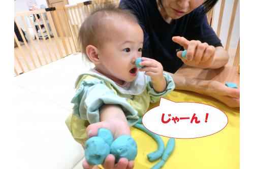 丸めた粘土を<br><span style='color:#ff75ba;'>「じゃーん!」</span>と見せてくれました<span style='color:#75ff75;'>♪</span><br>ずっと握って離さなかった粘土を<br>箱に入れて見たり<br>並べてみたり<br>積み上げたものを倒してみたり<br><br>子どもたちは自然に様々な遊び方を<br><span style='color:#ff75ba;'>発見して</span>楽しむことができたようです<span style='color:#baff75;'>(*^^*)</span>