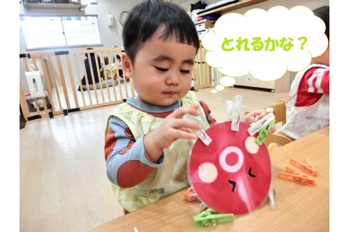 まずは、洗濯ばさみを<span style='color:#9e3dff;'>引っ張って</span><br><span style='color:#3d9eff;'>取る遊び</span>をしました(^^<span style='color:#ff3dff;'>♪</span><br><br>洗濯ばさみを<span style='color:#ff9e3d;'>器用に</span>指でつまんで<br><br><span style='color:#3dff3d;'>よいしょっ</span><span style='color:#9eff3d;'>よいしょっ</span><span style='color:#3dff9e;'>!</span><br><br><span style='color:#ff3d9e;'>一つずつ</span>引っ張って<br>取ることができていましたよ<span style='color:#ffff3d;'>★</span>
