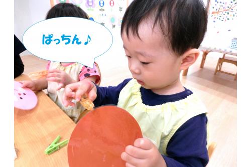 最初は洗濯ばさみを片手でつまんで<br>開くことに<span style='color:#42a0ff;'>苦戦</span>していた子どもたちですが<br><span style='color:#ff9e3d;'>コツをつかむ</span>と上手に指先に力を入れ<br><br><span style='color:#0000ff;'>ぱっちん♪</span><br><br><span style='color:#00ff00;'>短時間</span>で洗濯ばさみを使って<br>ものを<span style='color:#00ffff;'>挟めるように</span>なっていました!<br><br>子どもの<span style='color:#ff42a0;'>吸収力の速さ</span>には<br><span style='color:#7f00ff;'>驚かされる</span>ことばかりです<span style='color:#ff7f00;'>!(^^)!</span><br><br>次回のブログもお楽しみに~<span style='color:#ffff00;'>★</span>