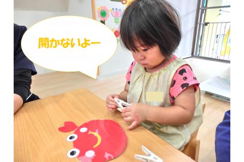 洗濯ばさみの挟む方を持って<br>「<span style='color:#ff3dff;'>先生、開かない~</span><span style='color:#007fff;'>(>_<)</span>」と<br>保育者に<span style='color:#9e3dff;'>助けを求める姿も</span>(笑)<br>