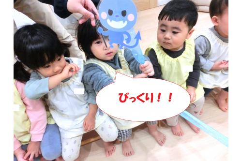 <span style='color:#ff7f00;'>忍者のポーズ</span>をして咳をしないと<br>ばい菌はみんなのお口からこんなに<br><span style='color:#00ff7f;'>遠くまで</span>飛んでくるんだよ!と<br>話を聞いていると、、、<br><br><span style='color:#9e3dff;'>ばい菌</span>が飛んできて<span style='color:#ff3d3d;'>びっくり!</span><br><br><span style='color:#3d3dff;'>口を押さえて咳</span>をしないと<br>ばい菌は<span style='color:#ff3dff;'>2メートル</span>飛ぶそうです。<br>(<span style='color:#3d3dff;'>くしゃみ</span>は<span style='color:#ff3dff;'>5メートル</span>)<br><br>園やお家でも咳をするときは<br><span style='color:#ff7f00;'>咳エチケット</span>をして<span style='color:#007fff;'>風邪</span>や<span style='color:#9e3dff;'>感染症</span>の<br>予防に努めていきましょう♪<br><br>次回のブログもお楽しみに~<span style='color:#ffff00;'>★</span>