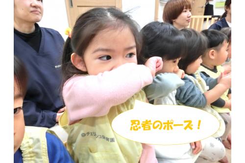 咳やくしゃみをする時は<br><span style='color:#9e3dff;'>ばい菌</span>が<span style='color:#3d9eff;'>飛ばないように</span><br><span style='color:#ff3d9e;'>口を腕で押さえるんだよ!</span>と<br>教えてもらい練習しました<span style='color:#ffff00;'>★</span><br><br><span style='color:#ff7f00;'>忍</span><span style='color:#ffff00;'>者</span><span style='color:#7fff00;'>の</span><span style='color:#00ff00;'>ポ</span><span style='color:#00ff7f;'>ー</span><span style='color:#00ffff;'>ズ</span><br><br>上手にできていますね(<span style='color:#ff3d9e;'>*</span>^^<span style='color:#ff3d9e;'>*</span>)<br>