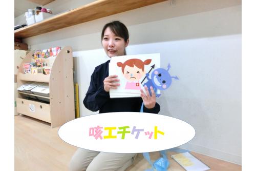 「<span style='color:#ff7f00;'>風邪を引いたら<br>何が出るかな?</span>」という<br>看護師からの問いかけに<br><br>「<span style='color:#3d9eff;'>咳!</span>」<br>「<span style='color:#3d3dff;'>鼻水!</span>」と<br><br>子どもたちは元気よく<br>答えていましたよ<span style='color:#ff3dff;'>(^^)</span>