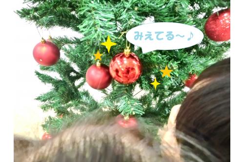 保育園でも<span style='color:#ff7a7a;'>クリスマス</span>への期待を<br>膨らませるために<span style='color:#7aff7a;'>ツリー</span>を出しました<span style='color:#7abcff;'>!</span><br>ツリーに<span style='color:#ff7aff;'>興味津々</span>の子どもたちは<br>「ツリーある~<span style='color:#bc7aff;'>♪</span>」「おうちにもあるよ」<br>と<span style='color:#ffbc7a;'>ニコニコ</span>(^_^)<br><br>よく目を凝らすと子どもたちの顔が…<span style='color:#7abcff;'>(笑)</span><br>オーナメントが<span style='color:#bcff7a;'>キラキラ</span>していて<br><span style='color:#ff7abc;'>自分の顔が映る</span>ことを発見<span style='color:#ffff7a;'>!!</span>