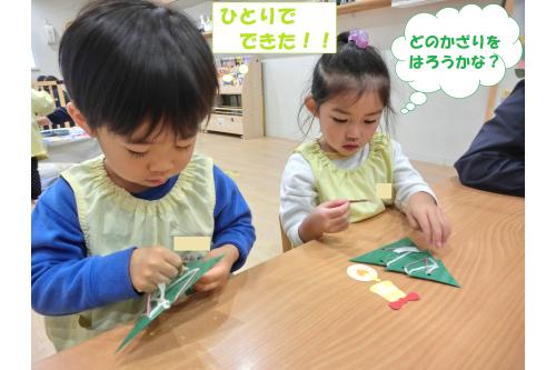 <span style='color:#7aff7a;'>ツリー</span>の観察が終わった後は<br>実際に<span style='color:#ffbc7a;'>自分たち</span>で作ってみました<span style='color:#ff0000;'>!</span><br><br>「これむずかしい!」「できたよ!」と<br><span style='color:#3838ff;'>一人</span>で挑戦<span style='color:#ff7aff;'>!</span>(^^)<span style='color:#ff7aff;'>!</span><br><br>ひも通しができたら<span style='color:#7affff;'>オーナメント</span>を<br>飾り付けしました<span style='color:#bc7aff;'>♪</span>