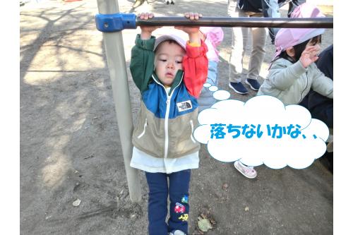 <span style='color:#ff4242;'>1学期</span>には手を伸ばしても<br>届かなかった鉄棒ですが<br><br><span style='color:#4242ff;'>2学期</span>も終盤に差し掛かると、、、<br><br><span style='color:#ff007f;'>な</span><span style='color:#ff00ff;'>ん</span><span style='color:#7f00ff;'>と</span><span style='color:#007fff;'>!</span><br><br>手が届くようになりました<span style='color:#7fff00;'>!(^^)!</span>