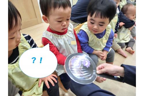 まずは、みんなの手が<br>綺麗かどうか<span style='color:#42ffa0;'>虫眼鏡</span>で<br><span style='color:#00ffff;'>チェック</span>してもらいました!<br><br>綺麗に見える手にも<br>ばい菌がいることに<br><br><span style='color:#ff0000;'>び</span><span style='color:#007fff;'>っ</span><span style='color:#00ff00;'>く</span><span style='color:#ff7f00;'>り</span><span style='color:#ffff00;'>!</span>