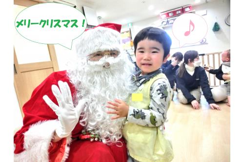 お礼の<span style='color:#ff1e1e;'>お歌</span>も歌って、<br>いよいよサンタさんと<span style='color:#1489ff;'>お別れの時間</span>です!<br><br>最後は<br><span style='color:#ff1e1e;'>「ぎゅーっ」</span>と<br>サンタさんにハグをしてもらいました<span style='color:#ff1eff;'>♥</span><br><br>「<span style='color:#ff2391;'>プレゼント落としたらダメだよー!</span>」<br>「<span style='color:#96ff2d;'>いってらっしゃーい!</span>」と<br>次のお友だちのところへ<br>送り出しました(^^)/<span style='color:#2dffff;'>~~~</span><br><br><span style='color:#ff2391;'>お家</span>にもサンタさんは来たかな?<br>またお話を聞かせてもらおうと思います<span style='color:#2828ff;'>♪</span><br><br>次回のブログもお楽しみに<span style='color:#ff2391;'>!</span>