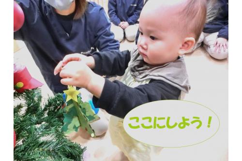 ということで、子どもたちが作ってくれた<br><span style='color:#ff1e8e;'>オーナメント</span>をツリーに飾りましたよ(<span style='color:#93ff28;'>*</span>^^)<span style='color:#ff8c19;'>v</span><br><br>どこに飾ろうかなと<span style='color:#9328ff;'>探したり</span>、<br>ぐるっと<span style='color:#2dff2d;'>一周</span>してみたり、、、<br><br>みんなのおかげで<br>とても<span style='color:#ff2828;'>可愛い</span><span style='color:#19ff19;'>クリスマスツリー</span>が<br>出来上がりました<span style='color:#ff28ff;'>♡</span><br><br>さあ!<br><span style='color:#ff2323;'>サンタさん</span>をお迎えする準備は万端です<span style='color:#9123ff;'>!</span>