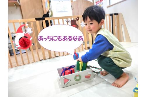 保育園にやってきたのはなんと、<br>【<span style='color:#ff1e8e;'>あわてんぼうのサンタクロース</span>】さん!<br><br>来る途中でみんなのプレゼントを<br><span style='color:#ff9328;'>落として</span>しまったみたいです(・o・)<br><br>そこで子どもたちは、<br>サンタさんが落としてきた<span style='color:#28ff93;'>プレゼント</span>を<br>拾って渡しに行く<br><span style='color:#1e1eff;'>お手伝い</span>をしてくれました(<span style='color:#ff23ff;'>*</span>'ω'<span style='color:#ff14ff;'>*</span>)<br>