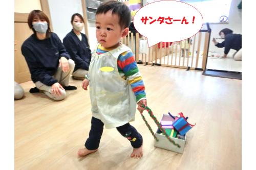 「<span style='color:#ff2391;'>サンタさんどうぞ!</span>」と<br>渡しに行きます<span style='color:#ffff19;'>(^^)/</span><br><br>サンタさんの登場に<span style='color:#1e1eff;'>泣いていた子ども</span>も、<br>しっかりとお手伝いが<span style='color:#28ff28;'>できました!</span>