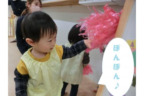 <span style='color:#ff7f00;'>りすチーム（１歳児）</span>のお友だちには<br><span style='color:#00ff7f;'>はたき</span>を担当してもらいました<span style='color:#ff0000;'>♪</span><br><br>ロッカーやゲートの柵、そして<span style='color:#ff007f;'>高い場所</span>も<br>先生に<span style='color:#ff2323;'>抱っこ</span>してもらいながら<br><span style='color:#1489ff;'>一生懸命</span>掃除してくれましたよ<span style='color:#6bffb5;'>!(^^)!</span>