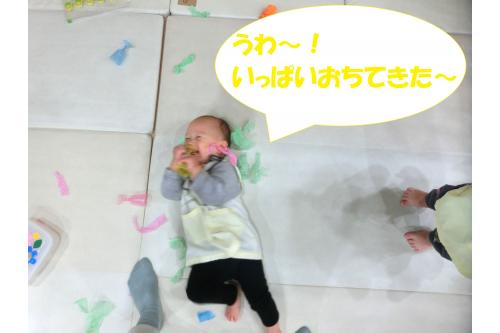 紙を<span style='color:#51ffff;'>ビリビリ</span>破いたりするのが大好きな<br><span style='color:#ff7f00;'>ひよこチーム</span>のお友達<br><br>「花紙で遊ぶよ」と伝えると<br>「<span style='color:#ff1e8e;'>いえ~い</span>」と手を<br><span style='color:#ffff00;'>パチパチ</span>叩いて喜んでくれました<span style='color:#af60ff;'>♪</span><br><br>上から<span style='color:#007fff;'>降ってくる</span>大量の<span style='color:#ff007f;'>花紙</span>にも<br>ケラケラ笑いながら<br>とても<span style='color:#a8ff51;'>嬉しそう</span>にしていました<span style='color:#ff42a0;'>♡</span>