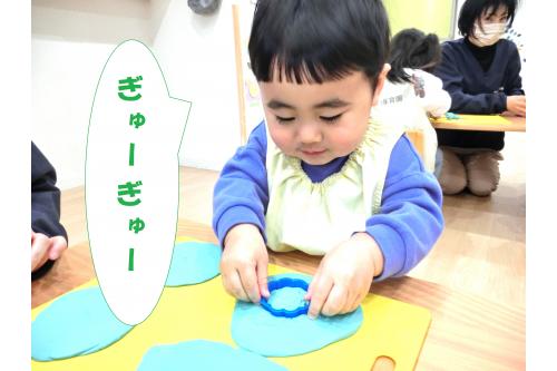 まずは、丸やハート、星型など<br>たくさんの種類の型から<br><span style='color:#00ff7f;'>自分で</span>好きな型を<span style='color:#007fff;'>選びました</span>!<br><br>「<span style='color:#ff9e3d;'>まる!まる!</span>」と言って<br>自分が使いたいものを<br>教えてくれる子もいましたよ<span style='color:#ff00ff;'>♪</span><br><br>型を選んだら<br><br><span style='color:#ff0000;'>ぎゅー!</span><br><br>両手に<span style='color:#3d3dff;'>力を込めて</span>型を押すと、、、<br>