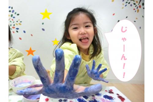 <span style='color:#00ffff;'>雪うさぎ</span>を作った後は色を混ぜて<br>変化を楽しんだり、<br>白い画用紙いっぱいにスタンプを押して<br>「おにさんのてができたよ<span style='color:#ff0000;'>!</span>」<br>「わんちゃんかいた~<span style='color:#ff0000;'>!</span>」と<br>にっこり笑顔(*^^*)<br><br>最後は<span style='color:#7affbc;'>両手</span>に絵の具をたくさん塗って<br>「みてみて~!<span style='color:#ff7a7a;'>かいじゅう</span>だぞ!」と<br>大喜びでした<span style='color:#ff7abc;'>♪</span><br><br>次回のブログもお楽しみに<span style='color:#ffff00;'>★</span>