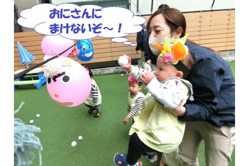 ０歳児の子どもたちも<br><span style='color:#ffba75;'>豆ボール</span>をしっかり握って<br><br><span style='color:#b56bff;'>「えいっ♪」</span><br>周りのお友だちが<br>一生懸命<span style='color:#ffba75;'>豆ボール</span>を投げている様子を見て<br><span style='color:#ff75ff;'>真似っこ</span>して豆まきを楽しみました<span style='color:#75baff;'>(^^♪</span>