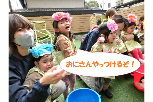 <span style='color:#ffba75;'>おに風船</span>に豆まきをしていると<br><span style='color:#ff3d3d;'>本当のおにさんが登場！</span><br>びっくりする子どももいましたが<br>おにさんに向かって<br><span style='color:#ffba75;'>豆ボール</span>を投げる手は止めることなく<br><br><span style='color:#ff7575;'>「おにはそとー!」</span><br>みんなで一生懸命おにさんを<br>退治しました<span style='color:#70ffff;'>(^○^)</span>