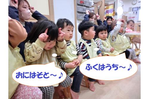 お話を聞いた後は、<br>子どもたちの大好きな<br><span style='color:#ffb770;'>『豆まき』</span>を歌いました<span style='color:#ff75ba;'>♡</span><br><span style='color:#ff7070;'>節分</span>当日ということもあって<br>気合い十分のこどもたち<br>身振り手振りを交えて<br><span style='color:#75ff75;'>元気いっぱい</span>歌ってくれました<span style='color:#75baff;'>(^^♪</span>
