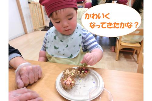 仕上げはアラザンや<br>カラーシュガーを使って<br><span style='color:#ff3dff;'>デコレーション</span>です<span style='color:#ffff00;'>★</span><br><br>上手に<span style='color:#3dff3d;'>指先を使って</span><br>ぱらぱらぱら~と<br><span style='color:#9e3dff;'>かけて</span>いましたよ<span style='color:#ff9e3d;'>^^</span><br><br>「<span style='color:#ffff00;'>パパやママ喜んでくれるかな^^?</span>」や<br>「<span style='color:#ff9e3d;'>早く渡したい!</span>」などプレゼントをする<br>お家の人のことを思いながら<span style='color:#ff3d3d;'>心を込めて</span><br>思い思いにトッピングを楽しんでいました<span style='color:#ff0000;'>♡</span>