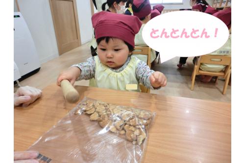 まずは、ジップロックに入っている<br>ビスケットを麺棒で叩いて砕きました!<br><br>うさぎチームは<span style='color:#ff00ff;'>力強く</span><br>りすチームは<span style='color:#ffff00;'>優しく</span><br>ひよこチームも<span style='color:#00ff7f;'>頑張って</span><br>ビスケットを砕いていましたよ<span style='color:#007fff;'>(^o^)</span>