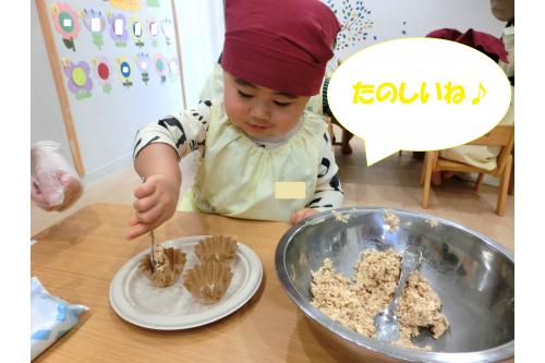 順番に混ぜ終わったら<br>スプーンでチョコレートを<span style='color:#3d9eff;'>すくって</span><br>カップに入れていきました!<br><br><span style='color:#ff3dff;'>ピンクはママ!</span><span style='color:#ff7f00;'>茶色はパパ!</span>と<br>どの色のチョコレートを誰に<br>プレゼントするかを<span style='color:#9e3dff;'>考えている</span><br>お友だちもいましたよ(<span style='color:#ff3d9e;'>*</span>^^<span style='color:#ff3d9e;'>*</span>)<br>