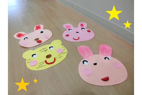 どのお面も少しずつ違いがあり、<br><span style='color:#ff007f;'>かわいい</span>ですね!(^^)!<br><br>ちなみに先生は<span style='color:#ff7f00;'>とら</span>を作りました！<br>同じ<span style='color:#ff7f00;'>とら</span>を作っていた<span style='color:#23ffff;'>おともだち</span>が<br>とっても上手に<span style='color:#a042ff;'>模様</span>を描いていたので<br><span style='color:#b7ff70;'>一緒</span>に描いてもらうことに…<span style='color:#ff7abc;'>（笑）</span>