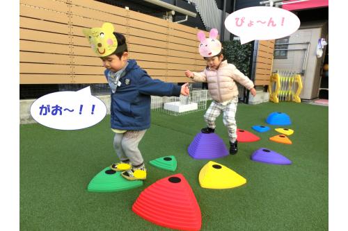 作った<span style='color:#ff00ff;'>お面</span>をかぶって<span style='color:#00ff00;'>園庭</span>へ<span style='color:#ff7a7a;'>！</span><br>お面の<span style='color:#7abcff;'>動物</span>になりきって<br>ごっこ遊びをしました<span style='color:#ff7a7a;'>(^^)/</span><br><br>なりきっているので<span style='color:#007fff;'>名前</span>も<span style='color:#ff7aff;'>自分</span>で考えて<br>「えっと…<span style='color:#ff7abc;'>みみりん</span>にする！」<br>「じゃあ、<span style='color:#ffba75;'>しまじろう</span>がいい！」<br>とこどもたち。<br><br>ござの敷いた場所を<span style='color:#3dff9e;'>家</span>にしたり、<br>バランスストーンを<span style='color:#00ff00;'>お山</span>に<br>見立てて遊びを楽しんでいました<span style='color:#2323ff;'>♪</span><br><br>次回のブログもお楽しみに<span style='color:#ffff00;'>★</span>