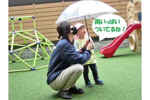 <span style='color:#8e1eff;'>雨の日</span>はいつも室内で遊びますが、<br>今回は<span style='color:#ff2323;'>屋根と傘</span>を出して、<br>いつもと違う遊びをしてみましたよ<span style='color:#1effff;'>☂</span><br><br>傘についている<span style='color:#96ff2d;'>雨粒</span>を見て、<br>「いっぱいだね~」と<br>じーっと観察していました<span style='color:#ff9123;'>(^o^)</span>