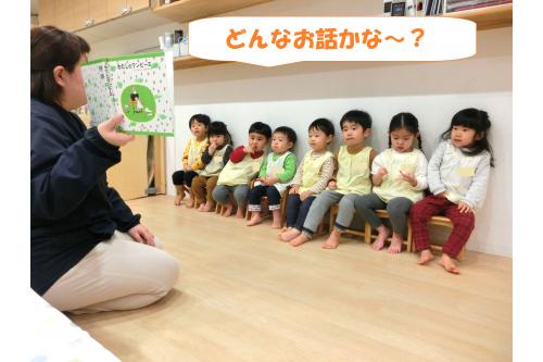 早速絵本を読んでみると<br><span style='color:#ff007f;'>お話に夢中</span>の子どもたち<span style='color:#ff7f7f;'>♪</span> <br><br><span style='color:#7f7fff;'>「ミシン カタカタ」</span>というセリフが<br>耳に残るようで何度も繰り返したり<br><span style='color:#ff00ff;'>「白のワンピースかわいいねぇ」</span><br><span style='color:#00ff7f;'>「〇〇ちゃんも着てみたいな~」</span><br>とすっかり絵本の世界に入り込んでいましたよ。<br>
