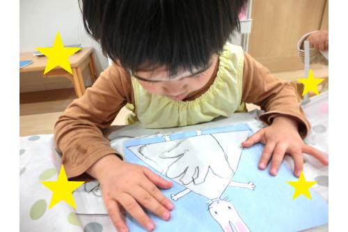 絵も完成していよいよワンピースに…!<br><br><br><span style='color:#7f7fff;'>「この透明ワンピースどうしたの?」</span>と聞かれたので<br>みんながお昼寝している間に<br><span style='color:#bf7fff;'>ミシン カタカタ</span>したんだ~!とお話しすると<br><span style='color:#ff7f00;'>「すごい!!」</span>と喜んでくれました♪<br>