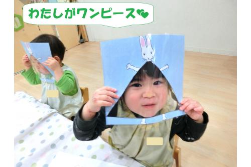 <span style='color:#7f00ff;'>「見て~!」</span>という声に振り向くと<br>なんとワンピースから<span style='color:#ff7f00;'>顔を覗いている</span>姿も!<br>「わたしがワンピースだね!」というと<br><span style='color:#ffbf7f;'>「わたしがワンピース♪」</span>と<br>大喜びでお友だちにも見せていましたよ<span style='color:#ffff00;'>★</span>
