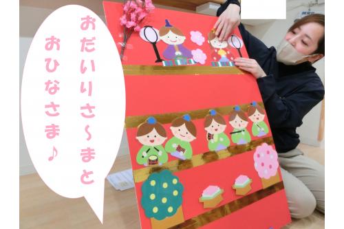 まず最初に、<span style='color:#ff75ff;'>ひなまつり</span>は<br>「どんなことをするの？」<br>「どんな食べ物を食べるの？」<br>とひなまつりについての<span style='color:#bc7aff;'>由来</span>のお話を聞きました<span style='color:#7affbc;'>♪</span><br><br>少し難しいお話ではあったのですが、<br>「うんうん」と頷きながら<span style='color:#60ffaf;'>興味津々</span>に<br>お話を聞く姿が見られましたよ<span style='color:#ffff6b;'>!(^^)!</span><br><br>そして、朝の会の時間に毎日歌っていた<br>「<span style='color:#ff5151;'>うれしいひなまつり</span>」の歌に合わせて<br><span style='color:#bc7aff;'>ペープサート</span>をしました<span style='color:#ffff00;'>★</span>