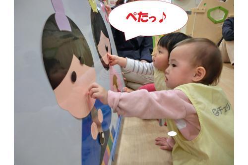 「<span style='color:#7affbc;'>目</span>はどこかな？」<br>「<span style='color:#bcff7a;'>口</span>はここかな？」と<br><span style='color:#7abcff;'>真剣な顔</span>でゲームに参加するみんな<span style='color:#bc7aff;'>(^^)/</span><br><br>少し難易度を上げて<span style='color:#00ffff;'>目隠し</span>をしながらも<br>ゲームにチャレンジしましたよ<span style='color:#ff7070;'>！！</span><br><br>目隠しをしているはずなのですが<br>目・眉毛・口すべてのパーツを<br><span style='color:#ffff00;'>完璧</span>に貼れているお友達もいました<span style='color:#ff7f00;'>！！</span>