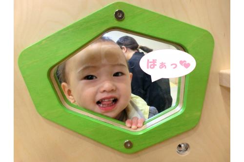 扉にも小窓がついていて<br><span style='color:#ff7f00;'>いないいないばあ</span>が<br>だいすきな子どもたちは大喜び!<br><br><span style='color:#7f00ff;'>「ばぁ!」</span>といろんなところから<br>声が聞こえます。<br>