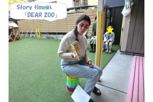 Out side lessonはまず<br><span style='color:#ff007f;'>「Story time」</span>から。<br><br><span style='color:#7fff7f;'>「DEAR ZOO」</span>はみんなもだいすきで<br>いろんな動物が出てくるたびに<br><span style='color:#7f7fff;'>「to tall」</span><span style='color:#7fffff;'>「scary」</span>と<br>答えていましたよ♪<br>