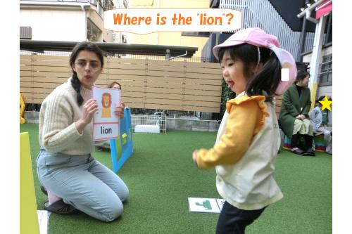 Out sid lessonのGameは<br><span style='color:#7f00ff;'>「DEAR ZOO Game」</span><br>動物園に行ってきた先生のプレゼントは<br>なんと<span style='color:#ff007f;'>動物たちが入った箱!</span>好きな動物を選び<br>どの箱に選んだ動物が入っているのか<br>探しました。<br>
