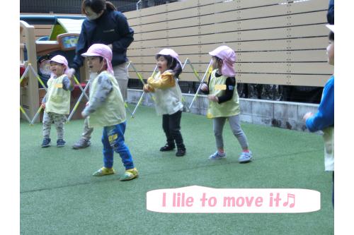 最後はみんなで<span style='color:#ff007f;'>「Dance time★」</span><br>キメポーズもばっちり決まり<br>大成功の英語参観となりました!<br><br><br>春はまだまだ英単語が出ることも少なかった子どもたちですが<br>今では<span style='color:#7f00ff;'>Flashcard</span>を見るだけで<br>たくさんの英単語が聞こえてくるようになりました♪<br><br><span style='color:#ff007f;'>「今日ABCする?」</span><span style='color:#ff7f00;'>「はやく先生来ないかな~?」</span>と<br>毎日ウキウキで楽しみにしている姿も<br>たくさん見られます(^^)<br><br><br>そんな楽しんでいる姿を<br>保護者の方に見ていただけて<br>よかったなと改めて感じました。<br><br>お家でもぜひ<span style='color:#7f00ff;'>英語でお話</span>してみてくださいね!<br><br>また、次回のブログもお楽しみに<span style='color:#ffff7f;'>★</span>