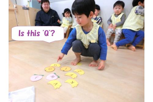 ABC gameは<span style='color:#00ff00;'>「Mix juice」</span><br><br>English teacherが読んだ<span style='color:#ff007f;'>Alphabetを探して</span><br>ミキサーに貼る!というゲームでしたが<br>きちんと正解を選んで貼ることができ<br><span style='color:#7f7fff;'>「NICE!」</span><span style='color:#ffbf7f;'>「Good job!」</span>が<br>たくさん聞こえてきました(^^)<br>