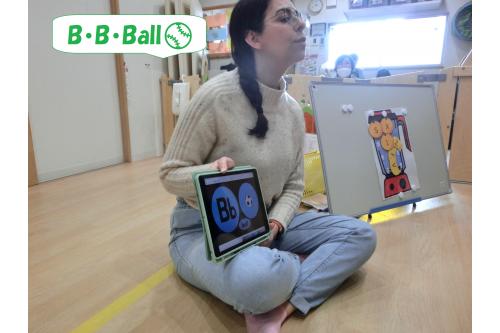 <span style='color:#ff007f;'>「Phonics」</span>は音楽に合わせて<br>全員で大きな声で歌いました!<br><br><span style='color:#00ff00;'>English teacher</span>の真似をして<br><span style='color:#ff7f7f;'>Dog</span>や<span style='color:#ff7fff;'>Pig</span>の真似もしています(^^)<br>
